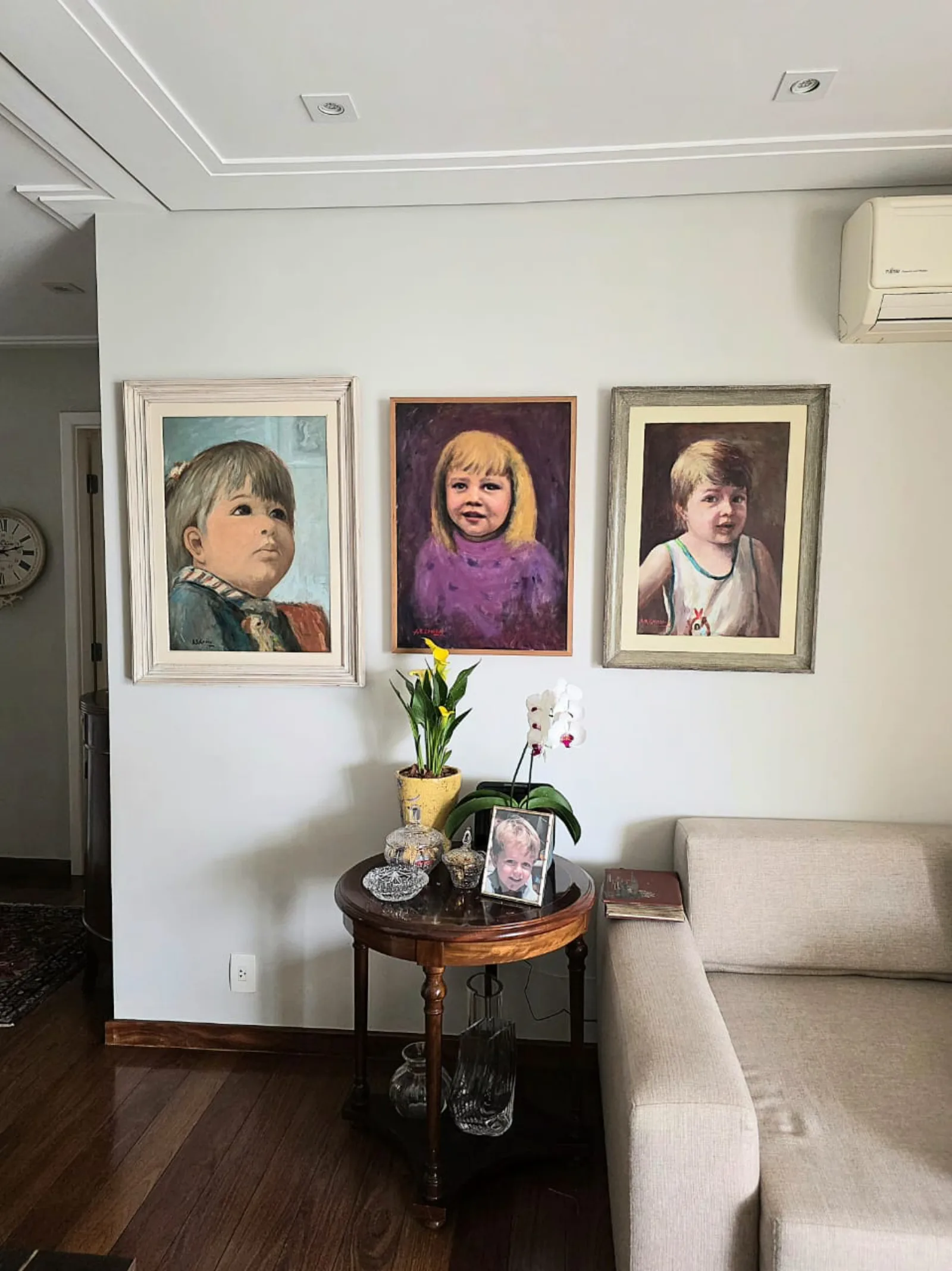 Três retratos de crianças